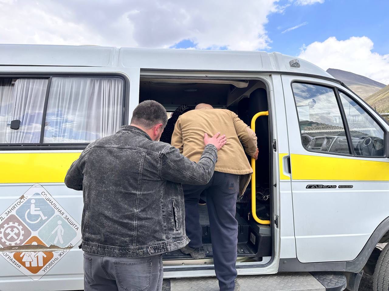 Мобильная бригада Минтруда РД помогла жителям села Шиназ пройти диспансеризацию